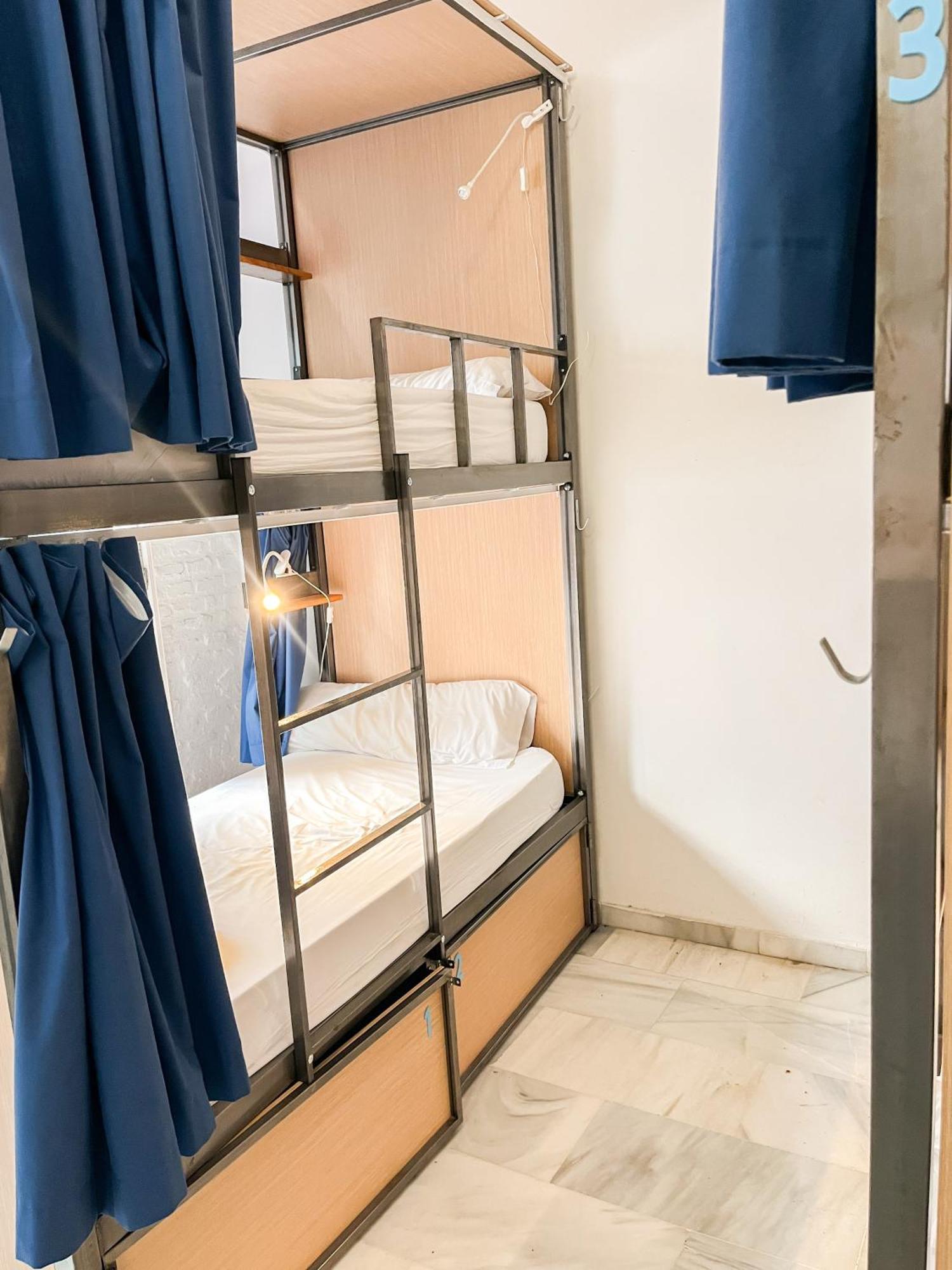 Cama en habitación femenina compartida de 4 camas